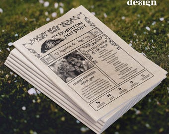 Puede incluir: Una pila de tarjetas de anuncio de boda con un diseño de periódico vintage. El titular dice "The Hobbiton Outpost" con una foto de una pareja. El texto incluye "The Fellowship of the Rings" y "Hobbit-Hearted thank you". Las tarjetas están sobre una superficie verde.