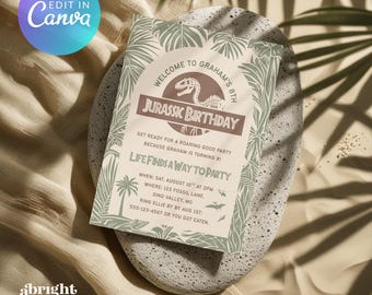 Puede incluir: Una invitación de cumpleaños con temática de dinosaurios con el texto "Jurassic Birthday" y detalles del evento. La invitación presenta un esquema de color verde y marrón con gráficos de palmeras y dinosaurios. La invitación está sobre una superficie de piedra moteada.