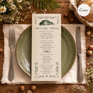 Può includere: Un menu rettangolare verticale su carta color crema con testo verde scuro intitolato Cottage Menu. Il design presenta una piccola illustrazione di una tana di hobbit in alto, bordi floreali decorativi e un elenco di cibi e bevande.