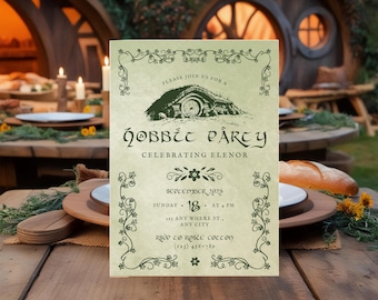 Puede incluir: Una tarjeta de invitación verde y blanca con una ilustración caprichosa de una madriguera de hobbit. El texto dice "Hobbit Party Celebrating Eleanor" con la fecha y la hora de la fiesta.
