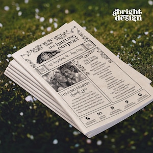 Può includere: Una pila di programmi di nozze color crema progettati come un giornale intitolato The Halfling Outpost. Il fronte presenta una foto in bianco e nero di una coppia, testo che dettaglia il corteo nuziale, un ringraziamento e icone in basso.