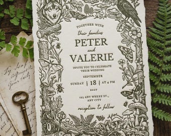 Puede incluir: Invitación de boda con un borde detallado con temática de bosque que presenta un lobo, un cuervo, setas y mariposas. El texto de la invitación dice "Peter y Valerie" con la fecha y hora de la boda. La invitación está en papel texturizado.