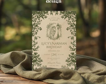 Puede incluir: Una invitación de cumpleaños con temática de Narnia con un diseño vintage. La invitación presenta una ilustración de león, follaje decorativo y el texto "LUCY'S NARNIAN BIRTHDAY" con detalles de fecha y hora. La invitación está sobre un fondo neutro.