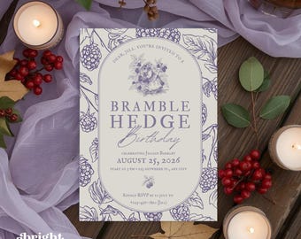 Puede incluir: Una invitación de cumpleaños beige claro con un diseño floral y el texto "Bramble Hedge Birthday". La invitación incluye la fecha 25 de agosto de 2026 e información de confirmación de asistencia. El diseño tiene una estética vintage y caprichosa.
