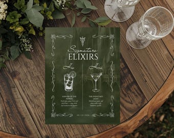 Puede incluir: Un letrero de boda verde oscuro con texto e ilustraciones en blanco. El letrero dice "Signature Elixirs" y enumera dos recetas de cócteles: "Ranger of the North" y "The Evenstar's Light". Se ven dos vasos transparentes.