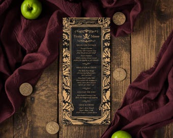 Puede incluir: Una tarjeta de menú con temática pirata con fondo negro y detalles dorados, con una calavera y huesos cruzados. El menú incluye títulos como "Begin Yer Voyage" y "Meals for a Crew". La imagen también incluye manzanas verdes y monedas de oro.