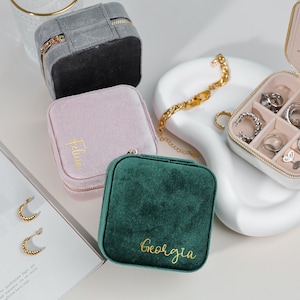 Portagioie in velluto con nome personalizzato, portagioie personalizzato per compleanno, regalo per damigella d'onore, portagioie da viaggio, regali per il suo compleanno