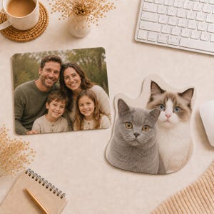 Peut inclure: Deux tapis de souris avec des images personnalisées. L'un, rectangulaire, présente un portrait de famille. L'autre, en forme de chat, affiche deux chats, un gris et un blanc et marron.