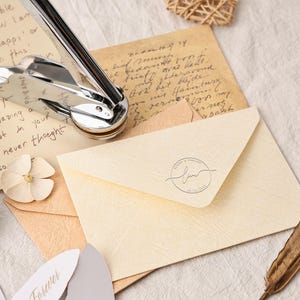 Grabador para bodas, sello de iniciales, grabador personalizado, grabador para servilletas de boda, grabador para sobres e invitaciones, sello para bodas.