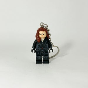 Llavero con minifigura de Black Widow - llavero retro geek nerd avengers endgame marvel Scarlett Johansson