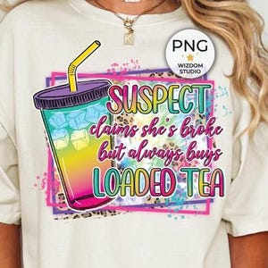 Puede incluir: Una camiseta blanca con un gráfico colorido de una bebida de té cargada y el texto "SUSPECT claims she's broke but always buys LOADED TEA".