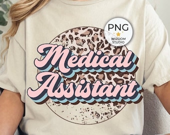 Peut inclure: Un t-shirt beige avec un design rétro rose et bleu qui dit "Assistant médical" avec un fond imprimé léopard.