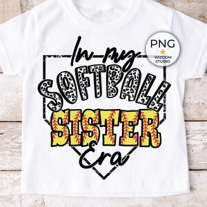 Imagen PNG de In My Softball Sister Era, diseño de letras de softbol de leopardo, descargas de diseños de sublimación, archivo PNG