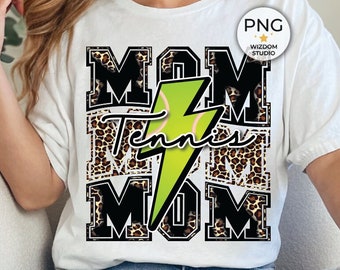 Könnte beinhalten: Weißes T-Shirt mit einem schwarz-weißen Grafikdruck, auf dem "MOM Tennis MOM" mit einem Blitz und einem Tennisball steht. Die Grafik befindet sich auf einem Leopardenmuster-Hintergrund.
