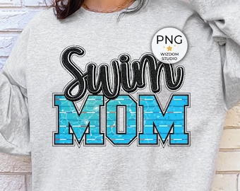 Può includere: Felpa grigia con il testo "Swim Mom" in lettere nere e blu. La parola "Mom" è in un motivo a mosaico blu e bianco che ricorda una piscina.
