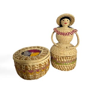 Vintage woven straw basketry doll trinket box/box rafia trinket /eclectic island decor/natural textile decor /jewelry storage