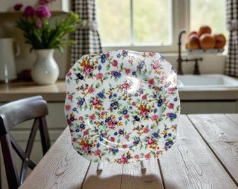Plato de postre/ensalada o plato de pared de porcelana Chintz Two’s Company con diseño floral. Diseño Chintz. 20,6 cm (8 1/8"). Ribete dorado.