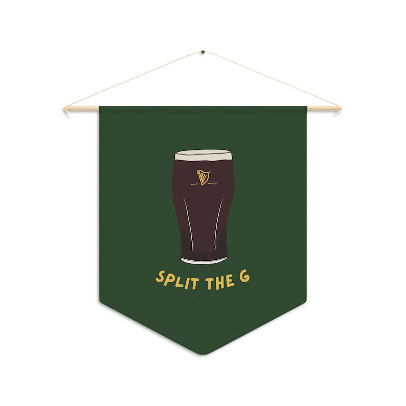 Puede incluir: Pend&oacute;n de tela verde con un vaso de cerveza oscura y el texto "SPLIT THE G" en amarillo.