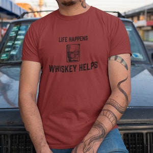 Life Happens Whisky hilft Shirt, Bourbon Shirt, Whisky Liebhaber, Whisky Geschenk, trinken Tee, Unisex Männer Frauen T Shirt