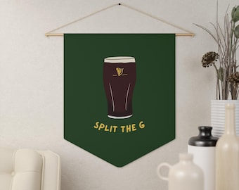 Déco murale fanion Guinness Split the G - Décoration murale en tissu, pinte de Guinness, poster stout irlandais, tapisserie suspendue, oeuvre d'art pour bar à la maison