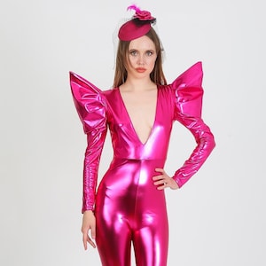Tuta esagerata, spalle a punta futuristiche, costume da Barbi rosa shocking, tuta spaziale anni &#39;80, costume da David Bowie, abbigliamento da ballo per festival rave