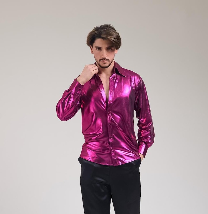 K&ouml;nnte beinhalten: Ein gl&auml;nzendes, fuchsiafarbenes Hemd mit Kn&ouml;pfen und langen &Auml;rmeln. Das Hemd hat einen metallischen Glanz und einen klassischen Kragen. Das Kleidungsst&uuml;ck wird mit einer schwarzen Hose kombiniert. Der Stoff des Hemdes scheint leicht und leicht gl&auml;nzend zu sein.