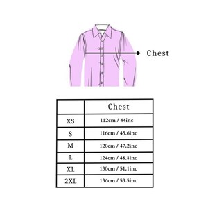 K&ouml;nnte beinhalten: Ein hellviolettes Button-Down-Hemd mit einer Brustumfang-Messanleitung. Die Anleitung zeigt Brustgr&ouml;&szlig;en von XS (112 cm) bis 2XL (136 cm). Das Hemd wird mit einem Messpfeil auf den Brustbereich gezeigt.