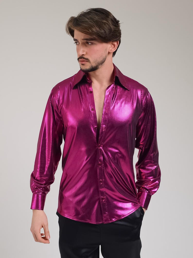 K&ouml;nnte beinhalten: Ein gl&auml;nzendes, magentafarbenes Langarmhemd mit Knopfleiste und klassischem Kragen. Das Hemd hat einen metallischen Glanz und besteht aus einem glatten, reflektierenden Stoff. Die Manschetten sind gekn&ouml;pft, und das Hemd ist oben aufgekn&ouml;pft.
