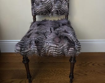 Chair with faux fur with feather print