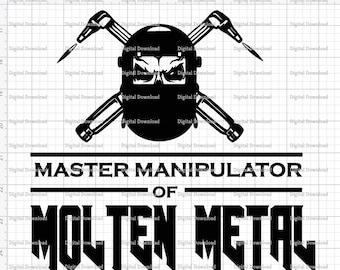 Puede incluir: Diseño gráfico en blanco y negro con un casco de soldador y dos antorchas de soldadura cruzadas detrás. El texto "MASTER MANIPULATOR OF MOLTEN METAL" está debajo de la imagen.