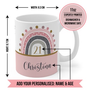 Op de afbeelding: Een witte keramische mok met een regenboogontwerp in roze, grijs en goud. De mok heeft een gepersonaliseerd bericht met de tekst "Christina 21". De mok heeft een inhoud van 11 ounce en is vaatwasser- en magnetronbestendig.