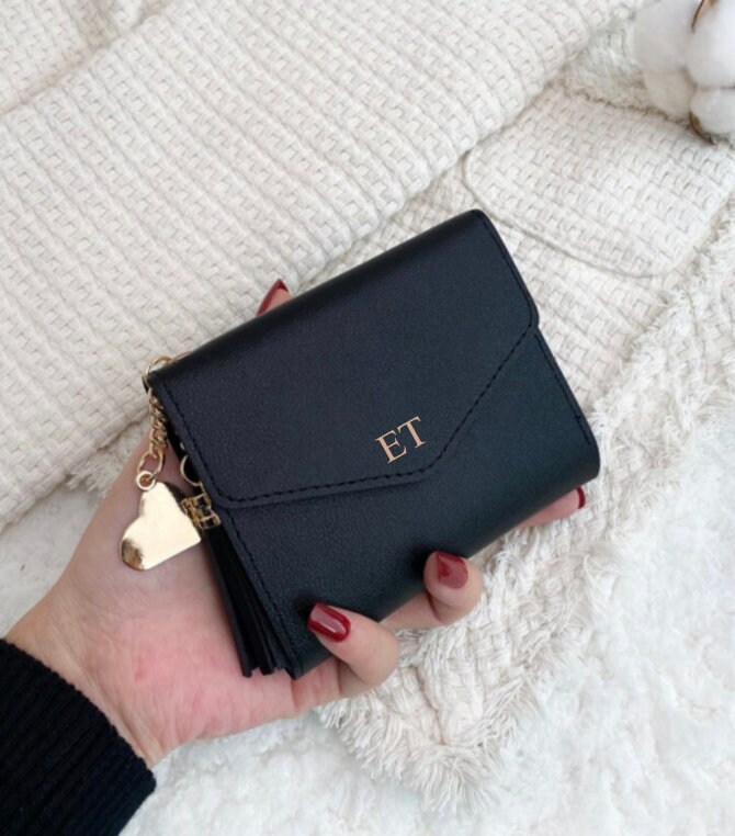 Initial purse top