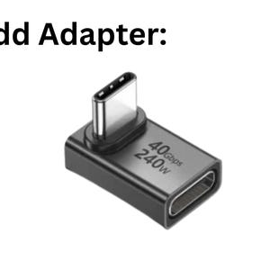 Op de afbeelding: Een zwarte haakse USB-C-adapter met de tekst Add Adapter: bovenaan. Het apparaat heeft een mannelijke USB-C-connector aan de ene kant en een vrouwelijke USB-C-poort aan de andere kant, met 40Gbps en 240W op de metalen behuizing gedrukt.