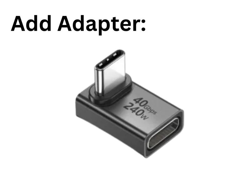 Op de afbeelding: Een zwarte haakse USB-C-adapter met de tekst Add Adapter: bovenaan. Het apparaat heeft een mannelijke USB-C-connector aan de ene kant en een vrouwelijke USB-C-poort aan de andere kant, met 40Gbps en 240W op de metalen behuizing gedrukt.