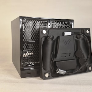 Pu&ograve; includere: Un case per computer nero con pannello frontale a nido d'ape e un dock per controller in plastica nera rimovibile, dotato di sagoma stampata, cavo USB-C e quattro magneti circolari agli angoli per il fissaggio al case.