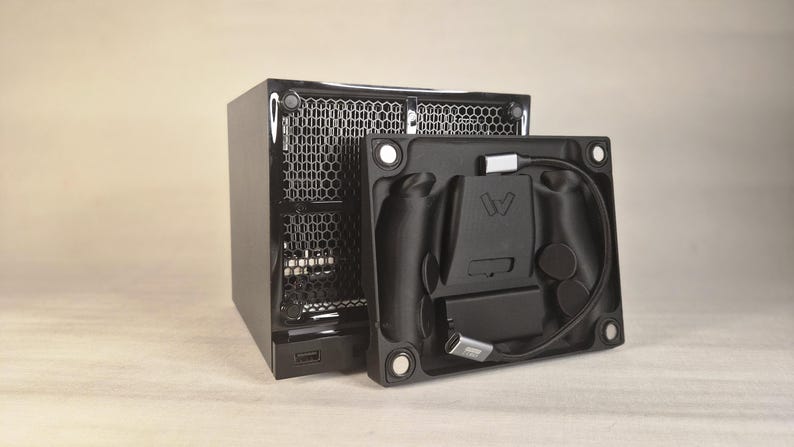 Pu&ograve; includere: Un case per computer nero con pannello frontale a nido d'ape e un dock per controller in plastica nera rimovibile, dotato di sagoma stampata, cavo USB-C e quattro magneti circolari agli angoli per il fissaggio al case.