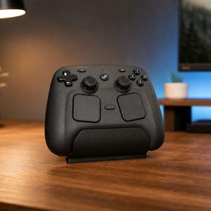 Peut inclure: Une manette de jeu sans fil noire dotée de deux pavés tactiles circulaires, deux joysticks analogiques, une croix directionnelle et quatre boutons d'action marqués A, B, X et Y. Elle comporte un bouton central avec le logo Steam et un menu.