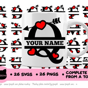 Puede incluir: Una taza de café blanca con una gran letra negra "Q" adornada con un corazón rojo atravesado por una flecha. El texto "YOUR NAME" está debajo de la flecha. Alrededor de la taza hay letras negras de la A a la Z con diseños de corazón y flecha. La imagen incluye el texto "26 SVGS", "26 PNGS" y "COMPLETE FILE FROM A TO Z".