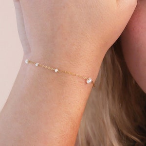 Pulsera de perlas de tamaño mixto en una fina cadena de oro - Pulsera nupcial de alta calidad - Pulsera delicada de perlas cultivadas de tamaño mixto en cadena de plata 925