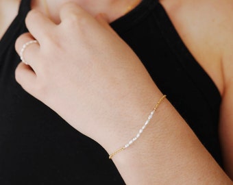 Timeless Pearl Bar bracelet - White thin pearl Bracelet in Gold - Dainty pearl - Rice pearl bracelet brides - Delicate rice pear bracelet