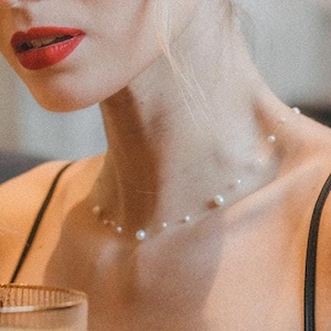 Floating pearl illusion choker - Pearl necklace on a nylon thread - Freshwater pearl necklace invisible thread - 2024 bridal necklace trend