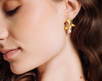 Golden Flower Earrings with Detachable Pearl – Bridal Drop Earrings | Two-in-One Wedding Jewelry | Elegant & Versatile Gift | PM Atelier