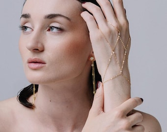 Gaia Hand Jewel Bracelet, Pearl Hand Chain, Bridal Hand Jewelry, Boho Wedding Bracelet, Handmade in Switzerland, Couture Jewelry