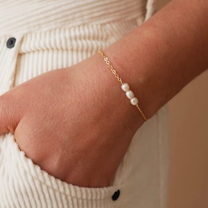 Pulsera de 3 perlas - Pulsera de perlas delicadas para regalo en oro - Pulsera de perlas ovaladas 14k llena de oro - Pulsera de perlas minimalista novias de boda