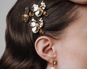 Clara Bridal Hair Clip, Single Pearl Flower Hair Clip, Wedding Hair Accessory, Gold or Silver, Handmade in Switzerland