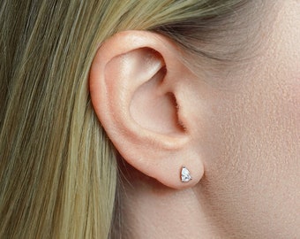 Simple teardrop stud earrings in Silver - Pear shaped stud earrings - CZ diamond pear studs - Stacking studs earrings in Silver Switzerland