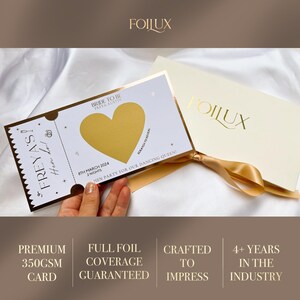 Une invitation pour la mariée, une carte d'embarquement, l'itinéraire et les détails de l'événement, une invitation pour un billet d'avion, une poule à gratter, un cadeau week-end EVJF