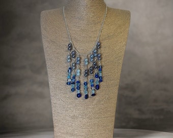 Collier à pampilles et perles Ocean Breeze - Chaîne plaquée argent avec verre bleu et perles nacrées. Bijoux bohèmes / Bijoux occidentaux
