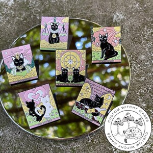 Broche de metal para mochila con diseño de cartas del tarot de gatos; gatitos atrevidos que adivinan la suerte