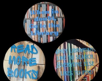 Könnte beinhalten: Drei runde Knöpfe mit einem Bücherregal-Hintergrund und blauem Text. Der erste Knopf sagt "Im Zweifel, geh in die Bibliothek". Der zweite Knopf sagt "Lies mehr Bücher". Der dritte Knopf sagt "Nur Bibliothekare suchen gerne, alle anderen finden gerne."